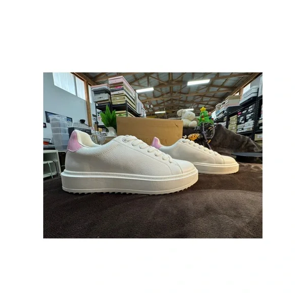 Steve Madden White Leather Sneakers with Pink Accents on heels size 11 - Picture 1 of 7